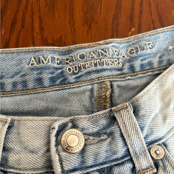 American Eagle distressed denim cutoff mom jean shorts size 2 100% cotton - Picture 3 of 9